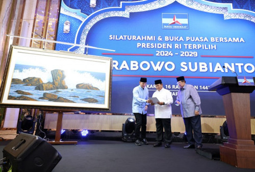 Hadiri Silaturahmi dan Bukber Partai Demokrat, Prabowo Diberi Lukisan Tangan SBY