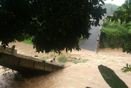 Jembatan Utama Desa Cayur-Sindangasih, Cikatomas Putus, Jembatan Darurat Malah Terendam Air Sungai