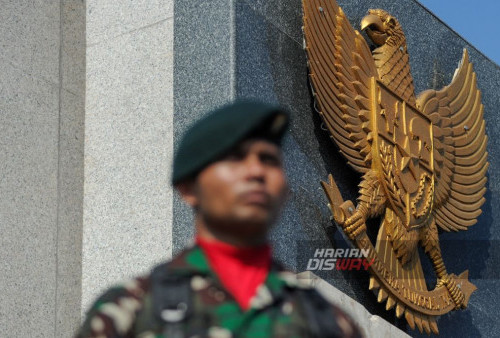 Sejumlah prajurit Tentara Nasional Indonesia (TNI) melakukan penghormatan saat ziarah di Taman Makam Pahlawan (TMP) Sepuluh Nopember, Surabaya, Jawa Timur, Rabu, 4 Oktober 2023. Kegiatan ini merupakan bentuk penghormatan para prajurit TNI kepada para pahlawan yang gugur saat mempertahankan kemerdekaan Republik Indonesia (RI) dan memperingati  Hari Ulang Tahun (HUT) ke-78 TNI. Sebagian besar pahlawan berjuang saat era kemerdekaan, dan saat ini diharapkan para prajurit TNI berjuang mengisi kemerdekaan dengan dharma bakti di bidang masing-masing.  (Julian Romadhon/Harian Disway)