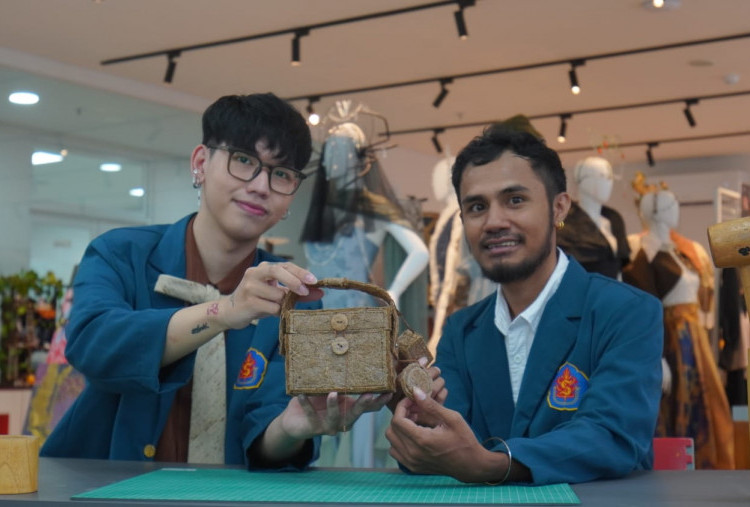 Mahasiswa Ubaya Ciptakan Tas Serabut Kelapa Ramah Lingkungan dengan Biji Bunga