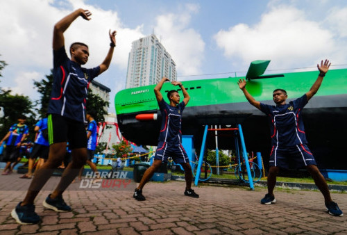 Para peserta melakukan pemanasan sebelum bertanding dalam Perlombaan Marines Obstacle Slalom yang diadakan di Monumen Kapal Selam Jl. Pemuda, Surabaya, Jawa Timur. Jumat (10/3/2023). Marines Rubber Boat Race and Obstacle Slalom yang diikuti sebanyak 74 peserta dari TNI dan Polri tersebut untuk memperingati hari jadi Pasmar 2 yang ke-22 dan digelar dari tanggal 10-11 Maret 2023. (Foto: Moch Sahirol Layeli)