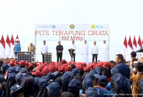 PLTS Terapung Terbesar di Asia Tenggara Diresmikan Jokowi