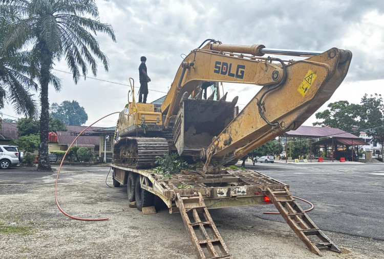 Polisi Gerebek Tambang Emas Ilegal di Pasaman Barat, 8 Orang dan Ekskavator Diamankan