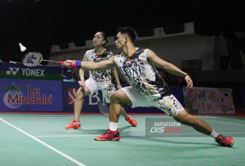 Winny Oktavina Kandow (kiri) dan Amri Syahnawi (kanan) atlit asal Indonesia saat bertanding melawan Malaysia di Jatim Expo Surabaya, Jawa Timur, Rabu 25 Oktober 2023. Indonesia Masters II BWF Tour Super 100 2023 yang dikenal sebagai BNI Indonesia Masters 2023 merupakan turnamen bulu tangkis tingkat dunia yang diselenggarakan di Jatim International Expo (JIE) Convention & Exhibition Surabaya dari 24-29 Oktober 2023 dengan total hadiah 100.000 dolar AS atau sekitar Rp 1,5 miliar. Ada sebanyak 241 pemain dari 15 negara yang bertanding diantaranya Australia, Inggris, Prancis, Hongkong, India, Jepang, Korea, Myanmar, Nigeria, Sri Lanka, Thailand, Chinese Taipei, Amerika Serikat dan tim tuan rumah Indonesia. (Moch Sahirol/Harian Disway)