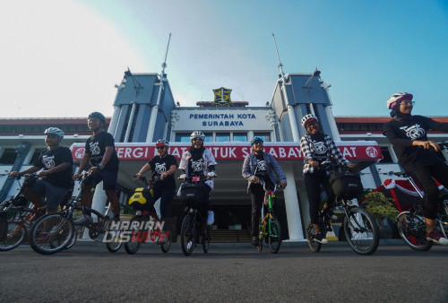 Sejumlah peserta yang tergabung dalam 031 Brompton Community Surabaya mengikuti World Bicycle Day (Hari Sepeda Sedunia) di Balai Kota Surabaya, Jawa Timur, Selasa 28 Juni 2022. Bersepeda juga bagian solusi mobilitas untuk membantu kota ramah lingkungan dalam mengurai permasalahan peningkatan emisi akibat pertumbuhan jumlah polusi kendaraan. Kesadaran tersebut kembali dirasa ketika pandemi Covid-19 berdampak pada sistem transportasi. 