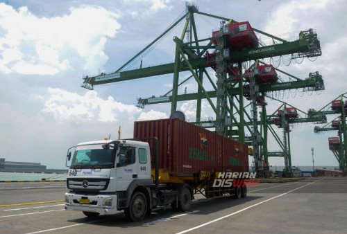 Suasana aktivitas bongkar muat di Terminal Teluk Lamong Surabaya, Jawa Timur, Kamis, 28 Desember 2023. Selama 10 Terminal Teluk Lamong (TTL) telah menjalankan komitmennya menjadi nadi Logistik Internasional di Selat Madura, dan fokus melayani pelayaran barang internasional, sebagai penopang Pelabuhan Tanjung Perak Surabaya dan kini harus mengoptimalkan dermaga domestik. Dalam harapnya mulai 2024 dari pelayaran domestik dari wilayah Indonesia Timur transit di Pelabuhan Tanjung Perak Surabaya, utamanya di Terminal Teluk Lamong. (Julian Romadhon/Harian Disway)