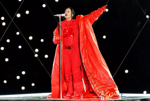 Outfit Serbamerah Rihanna di Super Bowl LVII Halftime Show 2023