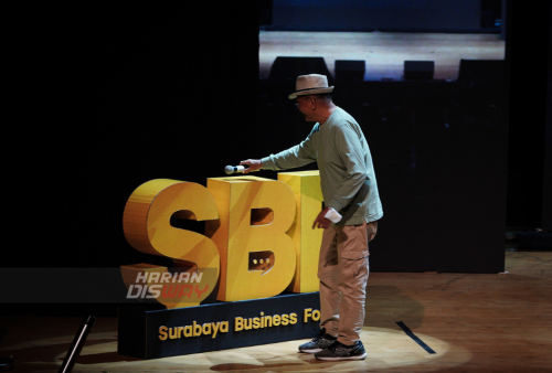 Founder Harian Disway, Dahlan Iskan menjadi narasumber di Surabaya Business Forum (SBF) 2022 yang digelar di gedung Teater Balai Pemuda Surabaya, Jawa Timur, Sebtu 21 Mei 2022. Surabaya Business Forum (SBF) 2022 yang digagas oleh BPC Himpunan Pengusaha Muda Indonesia (HIPMI) Surabaya bersama Kamar Dagang dan Industri (KADIN) serta Pemkot Surabaya. Dalam harapannya, setelah ini, para pebisnis dan UMKM di Surabaya bisa mengangkat kualitas produk maupun cara kerjanya untuk lebih baik lagi. Foto: Julian Romadhon