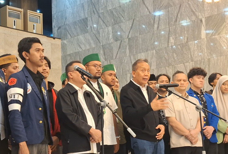DPR Sebut BGN Siap Efisiensi MBG Rp70 Triliun, Mahasiswa Teriak: Kapan? 