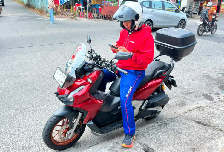 Stop Main Gadget Saat Berkendara, Keselamatan Ada di Tangan Sendiri