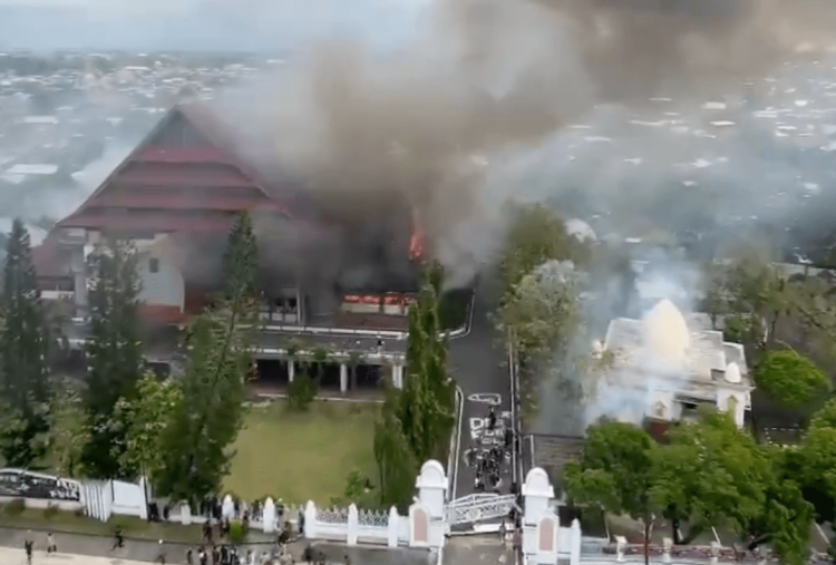 Gedung DPRD NTB Dibakar Massa Siang Ini, Api Melahap Ruang Sekretariat