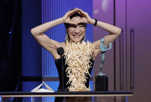 Saking Emosionalnya, Michelle Yeoh Bilang Sh*t dan F*ck Panggung SAG Awards 2023