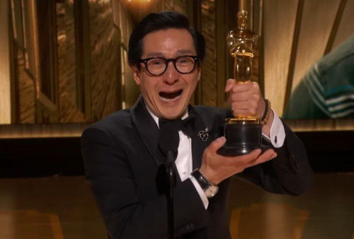 Pidato Penuh Haru Ke Huy Quan di  Oscars 2023, Ibu, Saya Menang!