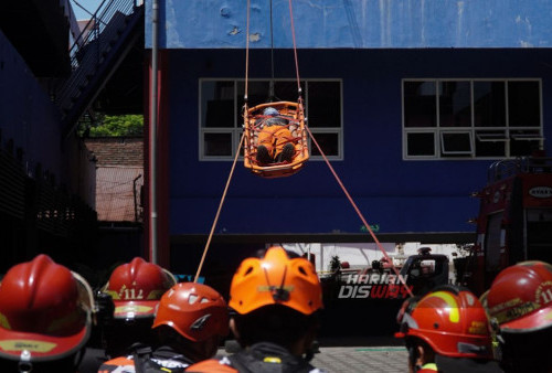 Tim Rescue Dinas Pemadam Kebakaran Kota Surabaya melakukan latihan evakuasi korban di kantor Dinas Pemadam Kebakaran Kota Surabaya, Jawa Timur, Selasa, 22 Agustus 2023. Kegiatan yang dilakukan Tim Rescue Dinas Pemadam Kebakaran tersebut untuk meningkatkan dan memantabkan keahlian personel Rescue dalam melakukan penyelamatan korban dari ketinggian. (Julian Romadhon/Harian Disway)