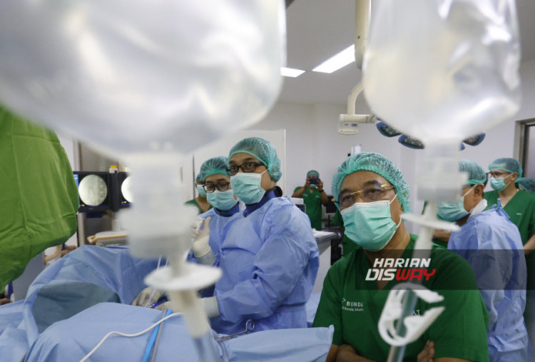 Dalam kunjungannya ke RS Bunda Jakarta, Wakil Menteri Kesehatan Benjamin Paulus Octavianus turut meninjau penerapan teknologi bedah robotik, termasuk mengobservasi langsung tindakan bedah di ruang operasi. Kunjungan ini juga menjadi kesempatan untuk melihat kesiapan teknologi, tenaga medis, infrastruktur, serta sistem pendukung layanan.
