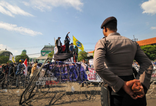 Sebanyak 1.532 personel kepolisian dikerahkan untuk berjaga mengamankan aksi unjuk rasa di Gedung DPRD Jatim, Surabaya, Jawa Timur, Rabu (12/4/2023). Mahasiswa menuntut DPRD Jawa Timur untuk ikut menolak pengesahan Perppu Cipta Kerja Nomor 2 tahun 2022 yang dianggap tidak memihak kepentingan buruh dan pekerja di Indonesia. (foto: Julian Romadhon)