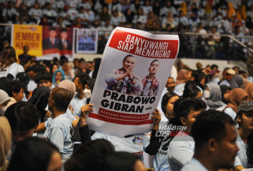 Ribuan relawan menghadiri deklarasi relawan Prabowo-Gibran yang tergabung dalam Pilar 08 yang digelar di DBL Arena Surabaya, Jawa Timur, Minggu, 3 Desember 2023.

Dalam Deklarasi Relawan Prabowo-Gibran tersebut, Dewan Pembina Pilar 08, Bahlil Lahadalia itu memberikan orasinya dan mengucapkan mengapa harus memilih Prabowo-Gibran dalam pemilu 2024. Dia mengatakan, karena kedua tokoh ini merupakan kolaborasi yang lengkap dan dia pun menyebut bahwa pembangunan ekonomi harus merata di Indonesia. (Julian Romadhon/Harian Disway)
