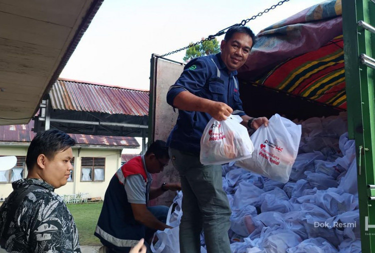 PT Hutama Karya Salurkan Sembako untuk Warga Prasejahtera di Minahasa