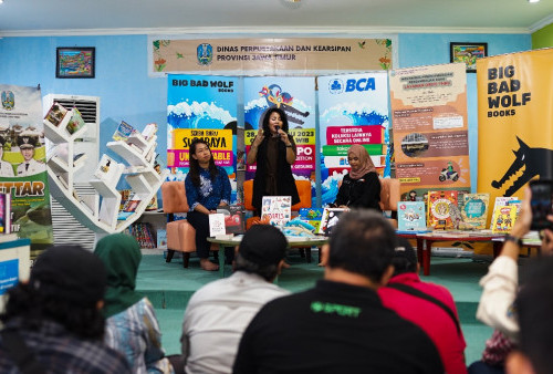 (kiri-kanan) Monika Krisna Maharani, Assistant Vice President BCA, Uli Silalahi, Presiden Direktur Big Bad Wolf Indonesia, dan Tiat S. Suwardi, Kepala Dinas Perpustakaan PemProv Jawa Timur, saat jumpa pers Big Bad Wolf Books (BBW) Surabaya di Dinas Perpustakaan Dan Kearsipan Provinsi Jawa Timur, Surabaya Jawa Timur, Senin 25 Juli 2023. Surabaya menjadi pemberhentian kota ke-3 dalam tur BBW 2023 yang bekerja sama dengan Dinas Perpustakaan dan Kearsipan Provinsi Jawa Timur. Big Bad Wolf Books (BBW) Surabaya kembali digelar dengan mengusung tema #BACAITUKEREN, BBW Surabaya 2023 dengan buku yang serba baru yang dimulai mulai tanggal 28 Juli hingga 6 Agustus 2023 JATIM EXPO Convention Exhibition. 