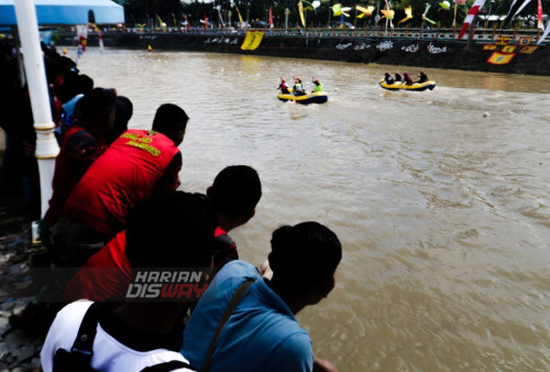 Peserta lomba Marines Obstacle Slalom didukung oleh timnya dari balik pagar sungai saat pertandingan babak kualifikasi peserta putra di Monumen Kapal Selam Jl. Pemuda, Surabaya, Jawa Timur. Jumat (10/3/2023). Marines Rubber Boat Race and Obstacle Slalom yang diikuti sebanyak 74 peserta dari TNI dan Polri tersebut untuk memperingati hari jadi Pasmar 2 yang ke-22 dan digelar dari tanggal 10-11 Maret 2023. (Foto: Moch Sahirol Layeli)