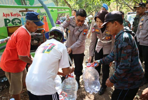 Polres Kediri Kota Kembali Droping Air Bersih Untuk Warga Desa Manyaran