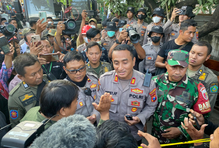 Keluarga Korban Ponpes Al Khoziny Ricuh, Desak Ikut Evakuasi di Tengah Pencarian