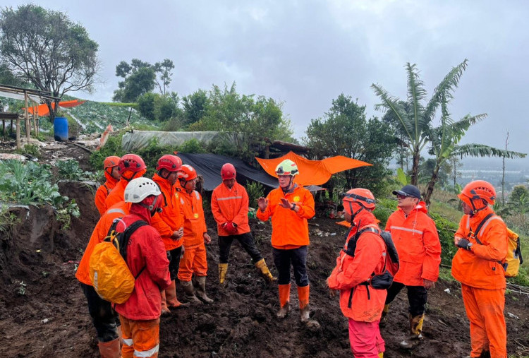 Operasi SAR Longsor Pasirlangu Berlanjut: Basarnas Evakuasi 60 Jenazah, 20 Korban Masih Dicari