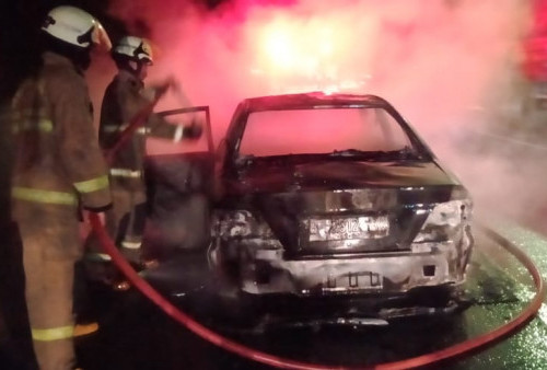Nahas! Mobil Sedan Terbakar di Jalan Tol Jakarta-Tangerang, Api Diduga Timbul dari Bagian Ini