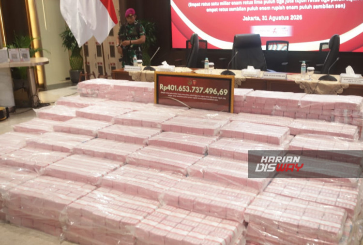 Uang hasil sitaan itu dibungkus plastik dan ditata rapi. Sejumlah anggota TNI terlihat berjaga di sekitar lokasi sambil membawa senjata laras panjang.