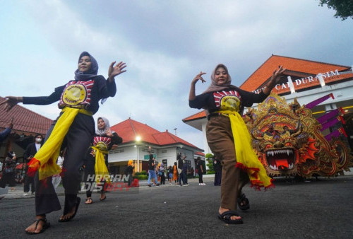 Sejumlah penari dengan iringan musik Daur asal Komunitas Lancenk Senopati Pamekasan Madura menampilkan aksinya saat berlangsungnya peringatan Hari Musik Nasional yang digelar di depan gedung Cak Durasim, Taman Budaya, Surabaya, Jawa Timur. Kamis (9/3/2023). Hari Musik  Nasional yang diperingati setiap 9 Maret itu diharapkan mampu menjadi penguat ekosistem musik di Tanah Air sehingga mendorong perkembangan para seniman musik Indonesia di kancah Internasional. (foto: Julian Romadhon)