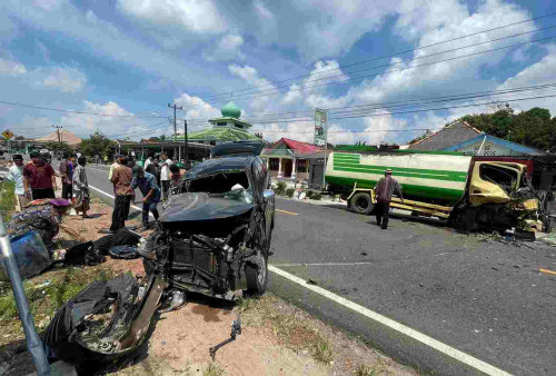 Kecelakaan di Guntung Karena Minibus Pecah Ban