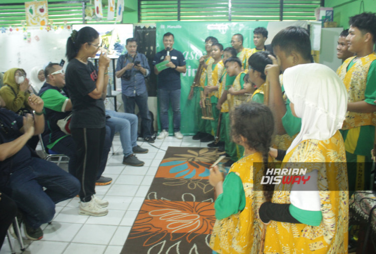 Selain edukasi, Manulife Indonesia turut menyalurkan donasi berupa peralatan penunjang keterampilan vokasional siswa. Kegiatan ini merupakan hasil kolaborasi antara Manulife Indonesia, Yayasan Kitaoneus Indonesia Inklusi, Yayasan Manulife Peduli, Manulife Syariah Indonesia, dan DPLK Manulife. Inisiatif ini selaras dengan Strategi Nasional Literasi Keuangan Indonesia 2021–2025 OJK yang menempatkan penyandang disabilitas sebagai sasaran prioritas.