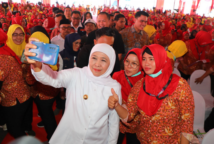Khofifah Salurkan BLT Rp 5,57 Miliar untuk 4.207 Buruh Rokok di Jatim