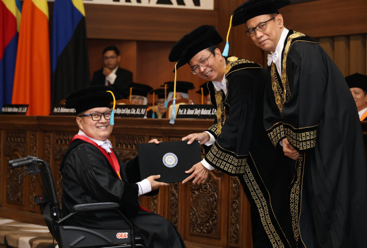 Prof. Bambang Sugeng Ariadi Dikukuhkan sebagai Guru Besar Unair, Soroti Smart Consumer Protection