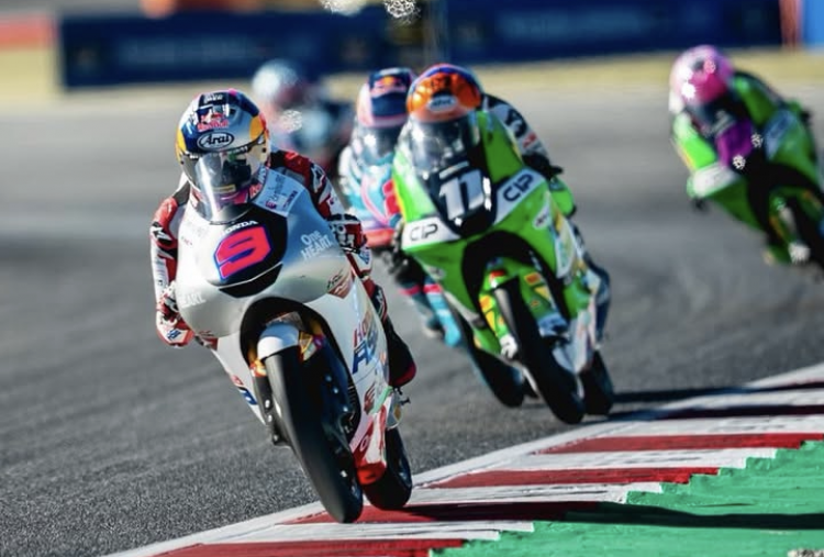 Veda Ega Pratama Lolos Dramatis ke Q2 Moto3 Italia 2026, Honda Team Asia Sanjung 'Boeing 954'