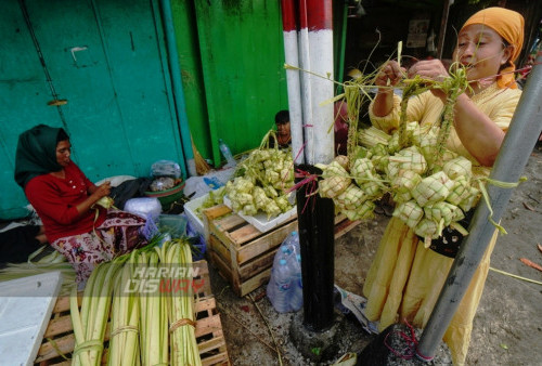 Pedagang menggantung cangkang ketupat usai Merangkai untuk dijual di Jalan Pandegiling Surabaya, Jawa Timur, Selasa (25/4/2023). Menjelang tradisi Lebaran ketupat banyak warga membeli cangkang ketupat yang terbuat dari daun kelapa muda itu dijual dengan harga 10 ribu per ikat berisi 10 cangkang. (foto: Julian Romadhon)