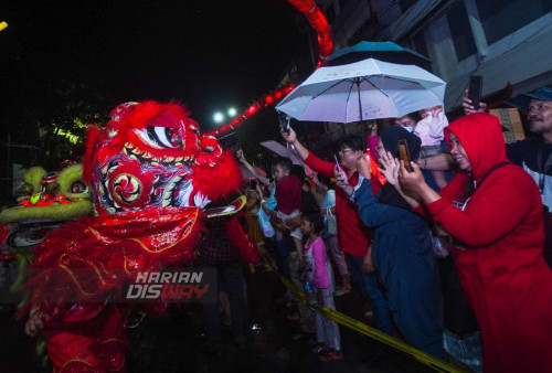 Peserta Parade Kostum Unik Barongsai menghibur warga yang mengunjungi Festival Cap Go Meh yang berlangsung di Kya-kya Kembang Jepun, Surabaya, Jawa Timur, Minggu (12/2/2023).
Dalam acara Festival Cap Go Meh tersebut melibatkan sebanyak 200 peserta yang mengikuti Parade Kostum Unik. Dengan adanya Festival Cap Go Meh tersebut diharapkan agar dapat memancing masyarakat berkunjung ke kawasan Pecinan Kembang Jebun. (foto: Julian Romadhon)