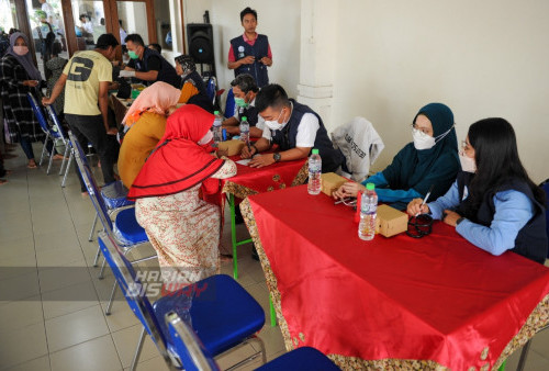 Warga fakir melakukan tes kesehatan sebelum menerima zakat mal di Masjid Baiturrozaq CitraLand, Surabaya, Jawa Timur, Minggu 13 Agustus 2023. Masjid Baiturrozaq CitraLand menyalurkan zakat untuk warga fakir sebanyak 200 penerima kategori fakir guna memenuhi kebutuhan sehari-hari. (Julian Romadhon/Harian Disway)