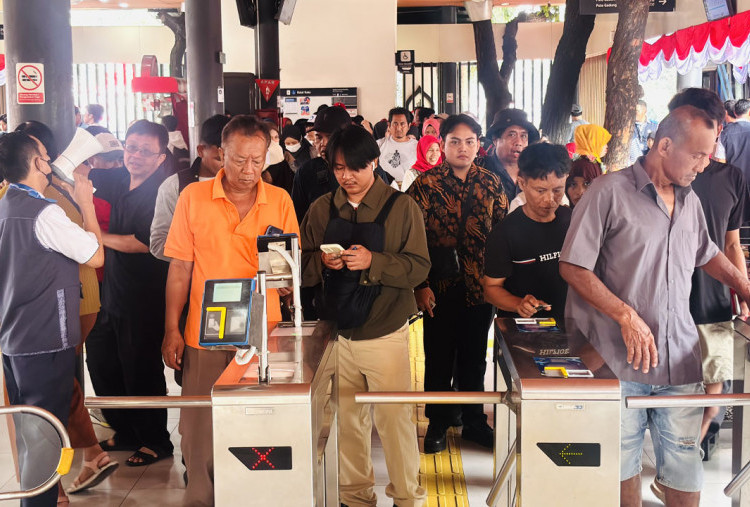 Warga Manfaatkan Tarif Rp8, Berbondong-bondong ke Monas Naik Transjakarta   