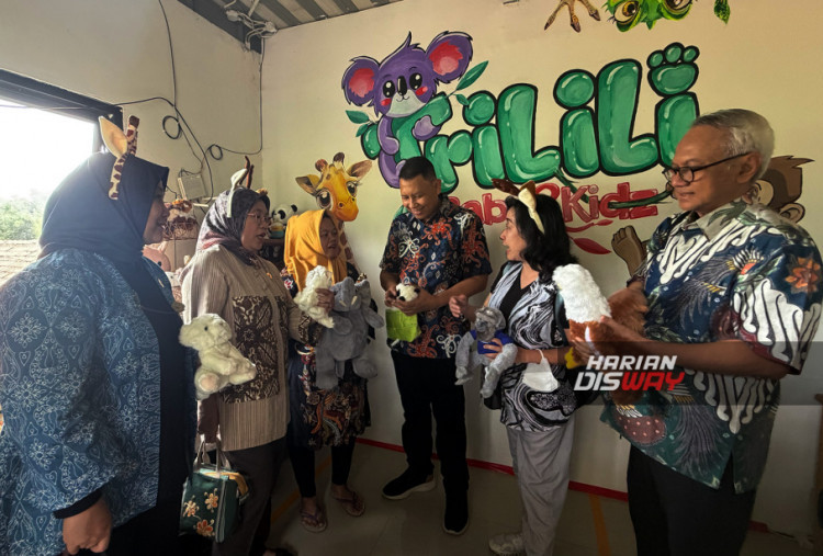 Reni Yanita, Direktur Jenderal Industri Kecil, Menengah, dan Aneka Kementerian Perindustrian RI (kedua kiri), didampingi Reny Meilany, Direktur Industri Aneka Kementerian Perindustrian RI (paling kiri), Ema Poedjiwati Prasetio, Sekretaris Pengurus Yayasan Astra – Yayasan Dharma Bhakti Astra (kedua kanan), Agung K. Sampurno, Bendahara Pengurus (tengah kanan), serta Tonny Sumartono, Advisor (paling kanan), menyimak penjelasan dari pemilik CV Triangsa Mandiri, IKM binaan Yayasan Astra.