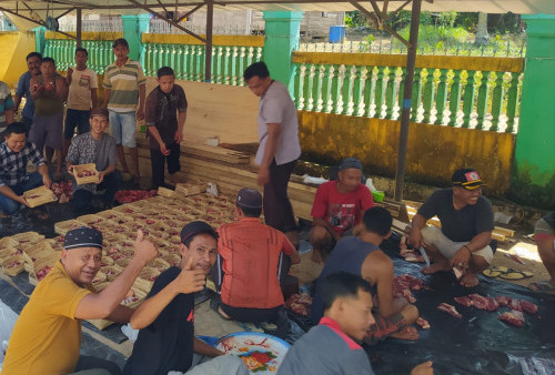 Kantong Daging Kurban di Muba Gunakan Anyaman Bambu dan Pelepah Pinang