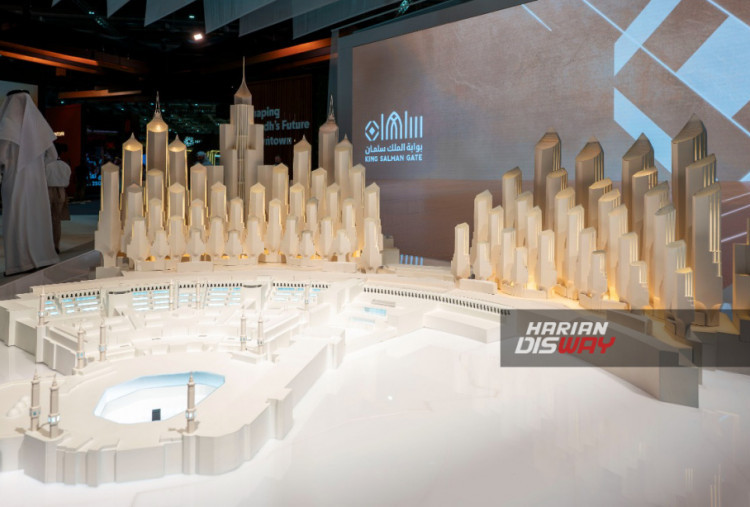 BPKH Republik Indonesia menandatangani dua Nota Kesepahaman (MoU) dengan RUA AlHaram AlMakki Company, pengembang utama yang dimiliki Public Investment Fund (PIF) Arab Saudi, untuk menjajaki peluang investasi dalam proyek King Salman Gate di Makkah. Penandatanganan dilakukan pada ajang Cityscape Global 2025 di Riyadh, di mana proyek strategis tersebut diperkenalkan kepada investor global dan mitra institusional.