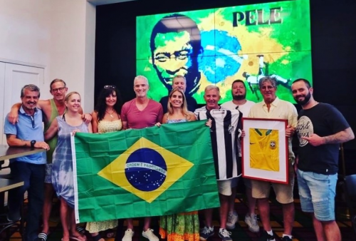 Legenda Sepak Bola Pele Dimakamkan Hari Ini, Fans Brasil Beri Penghormatan Terakhir