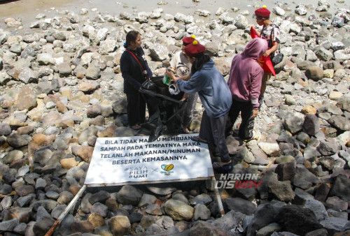 Mahasiswa saat memungut sampah yang berceceran di Pantai Kenjeran Surabaya Jawa Timur, Minggu 21 Januari 2024. Aksi bakti sosial dengan bersih-bersih Sampah di Pantai Kenjeran
oleh mahasiswa yang tergabung dalam Perhimpunan mahasiswa Katolik Republik Indonesia (PMKRI) Cabang Surabaya tersebut bertujuan sebagai bentuk kepeduliannya terhadap lingkungan. Mereka 
mengumpulkan bermacam jenis sampah. Mulai dari sampah plastik sachet, botol plastik, hingga rumput sintetis yang berhasil di kumpulkan dalam 20 trash bag besar. (Moch Sahirol/Harian Disway)