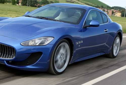 Pengemudi Tak Mampu Kendalikan, Mobil Sport Mewah Maserati Tabrak Pembatas Jalan hingga Ban Kiri Lepas