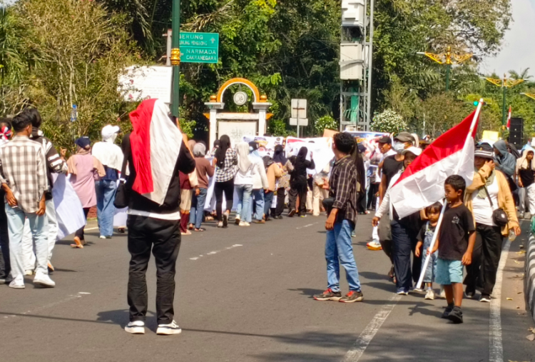 Aksi Dukung MBG Menggema hingga NTB, Usung Poster Bertuliskan Mas Bowo Ganteng