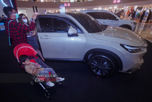 Pengunjung melihat Honda BR-V saat berlangsungnya Pameran Spesial Ramadan yang digelar di Atrium Tunjungan Plaza 3, Surabaya, Jawa Timur, Jumat (24/3/2023). Pameran Spesial Ramadhan tersebut digelar mulai tanggal 22 hingga 26 Maret 2023 dengan mengusung tema Sambut Ramadan Bersama Honda. Dalam pameran tersebut Honda memberikan kebahagiaan bagi konsumen melalui pameran spesial Ramadhan serta program yang menarik. (foto: Julian Romadhon)