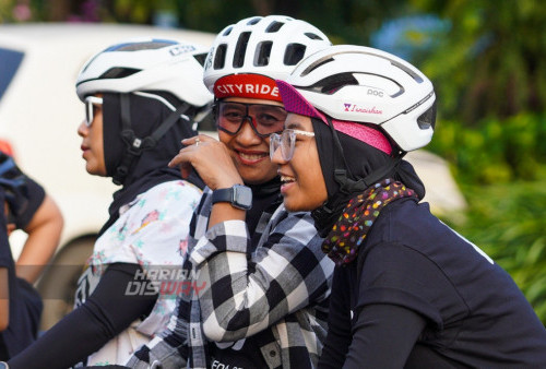 Sejumlah peserta yang tergabung dalam 031 Brompton Community Surabaya mengikuti World Bicycle Day (Hari Sepeda Sedunia) di Balai Kota Surabaya, Jawa Timur, Selasa 28 Juni 2022. Bersepeda juga bagian solusi mobilitas untuk membantu kota ramah lingkungan dalam mengurai permasalahan peningkatan emisi akibat pertumbuhan jumlah polusi kendaraan. Kesadaran tersebut kembali dirasa ketika pandemi Covid-19 berdampak pada sistem transportasi. 