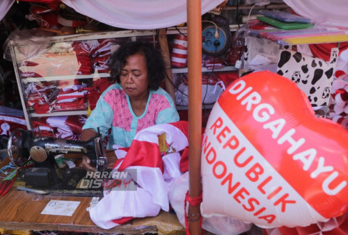 Penjual Bendera Musiman di Surabaya