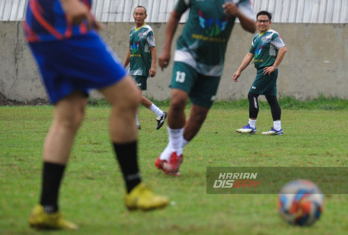 Calon Wakil Presiden Abdul Muhaimin Iskandar yang akrab disapa Cak Imin memulai kampanye sebagai kontestan Pilpres 2024 dengan bermain bola bersama senior persebaya di Lapangan Bola Wedoro, Sidoarjo, Jawa Timur, Selasa, 28 November 2023. Dalam Kampanye pertamanya Cak Imin menjanjikan para tokoh-tokoh bola yang sudah pensiun tetap tercover asuransi. Pernyataan tersebut disampaikan langsung oleh Cak Imin usai mengikuti kegiatan main bola bareng legenda Persebaya. Menurut Cak Imin, Pemerintah dan negara punya kewajiban untuk memberikan pelayanan, perlindungan, bantuan kepada para mantan atlet bola. (Julian Romadhon/Harian Disway)